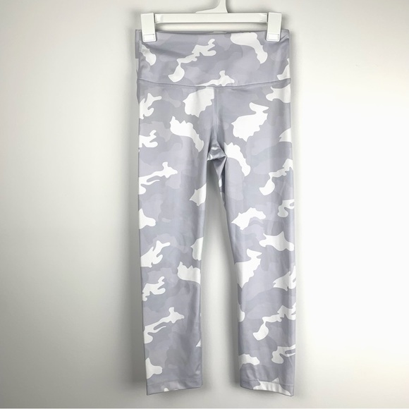 Yogalicious Lux Women’s Small Leggings Gray Camo Capri Pull On Yoga Gym Sports - Picture 2 of 9